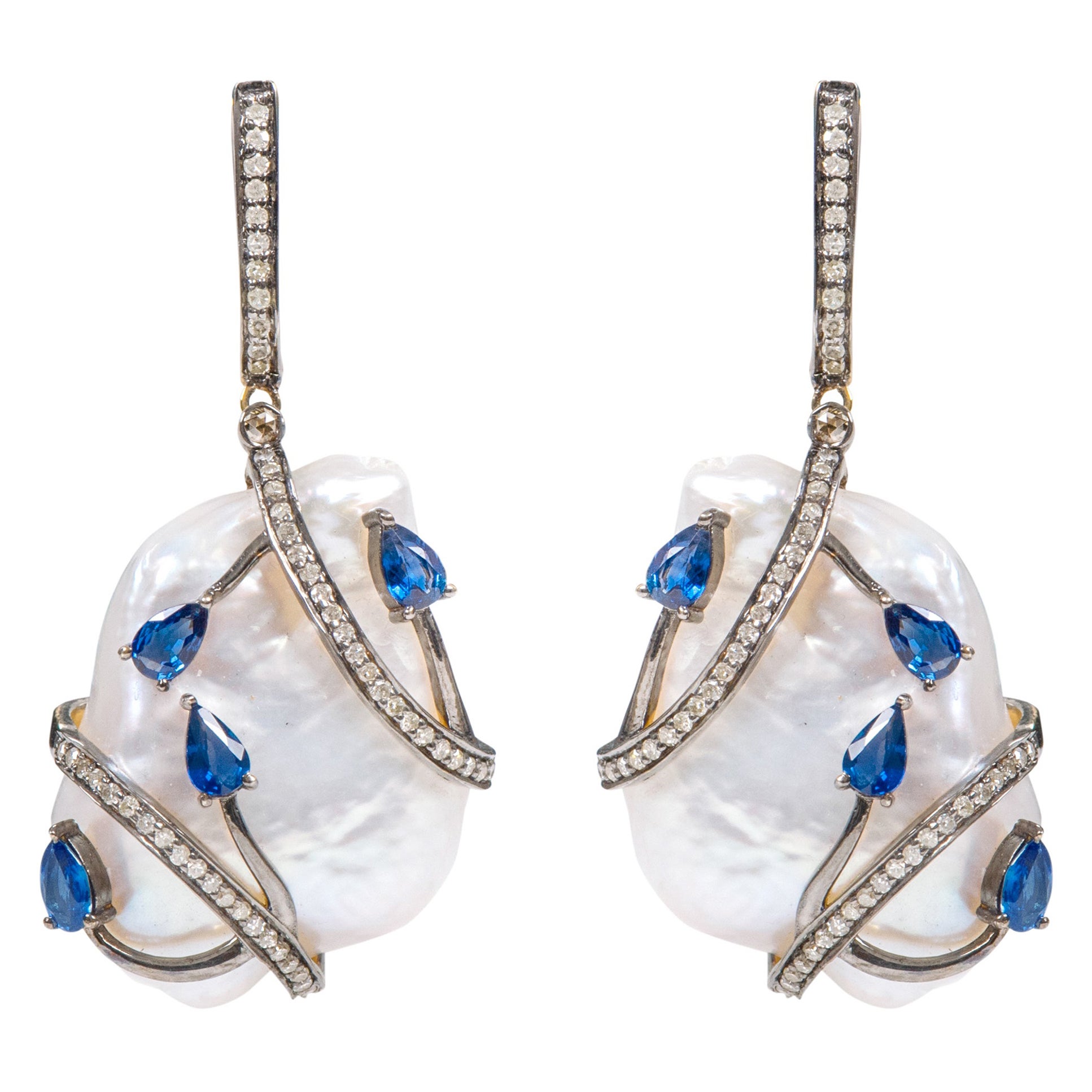 Boucles d'oreilles en goutte de style Art déco en perles baroques, saphirs et diamants 96,44 carats en vente