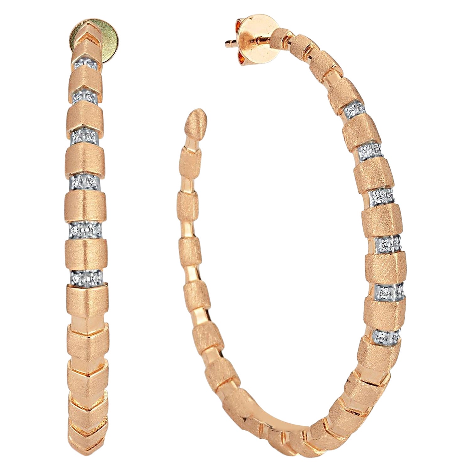 Smaug: Große Ohrringe aus 14 Karat Roségold mit weißem Diamanten von Selda Jewellery