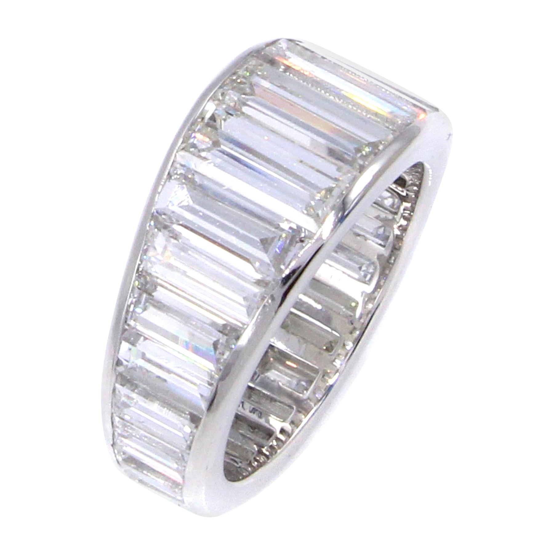 Squisito anello di eternità in platino con diamante baguette da 8,10 carati in vendita