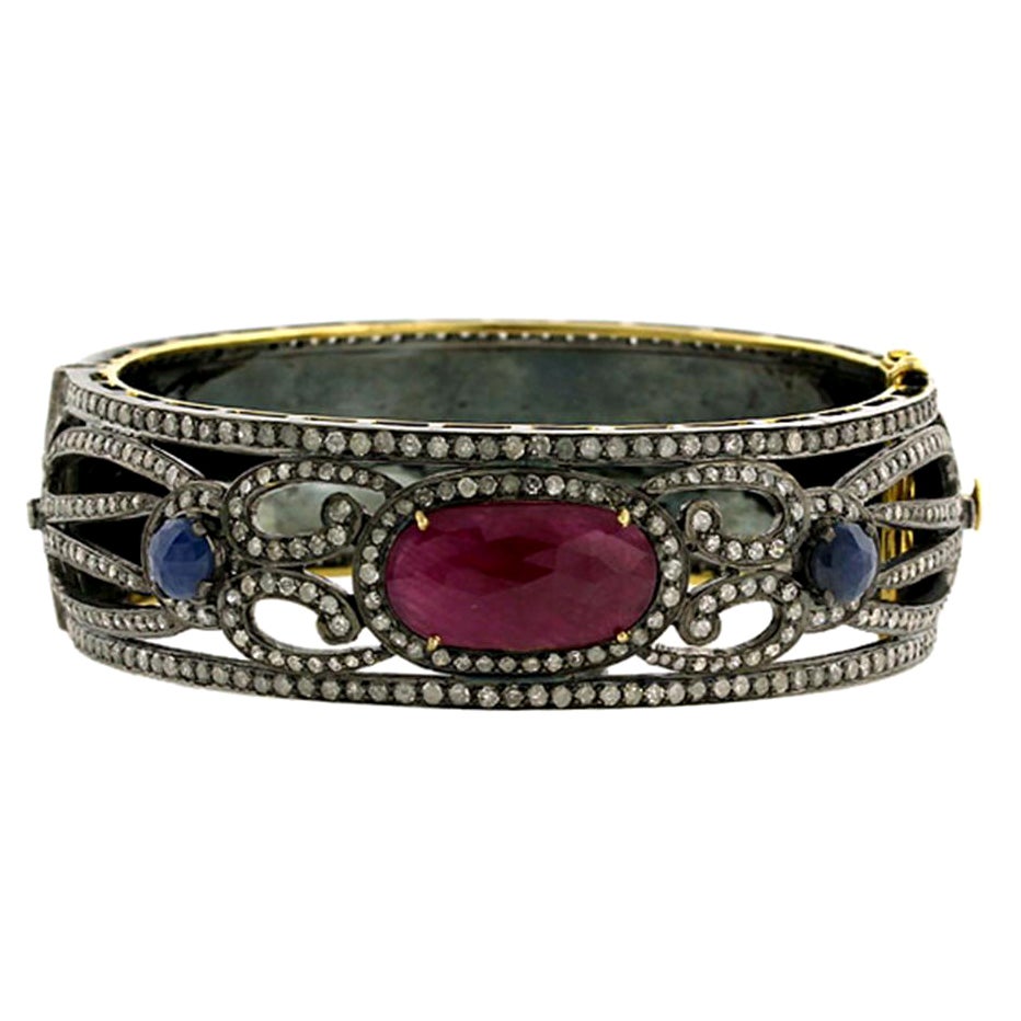 Bracelet jonc ornemental en or 18 carats et argent avec rubis, saphirs et diamants pavés