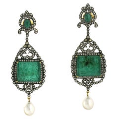Boucles d'oreilles pendantes en or et argent 18k avec émeraudes et perles sculptées et diamants