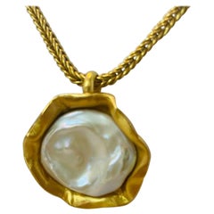 Collier pendentif en or 22 carats et nacre, par Tagili