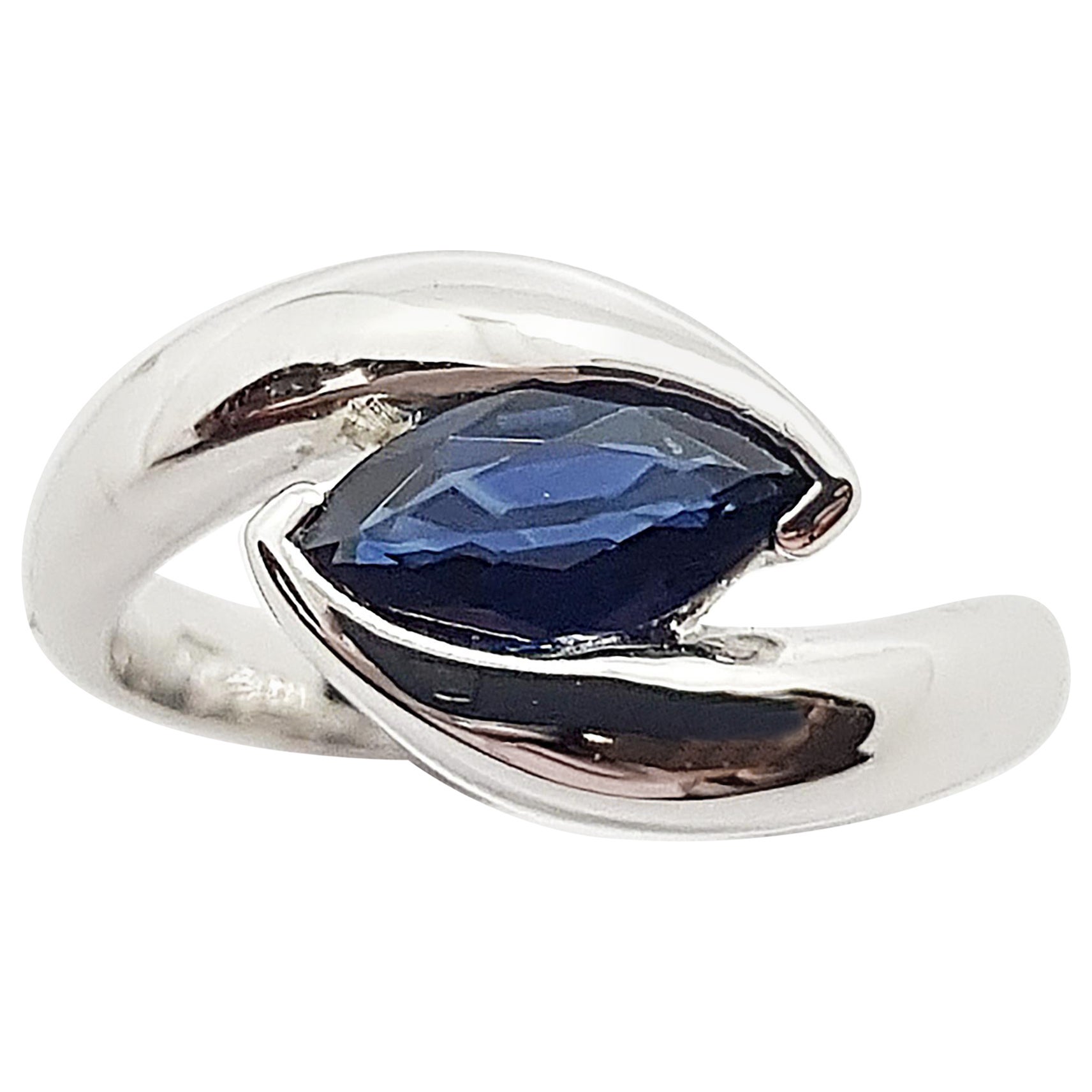 Blue Sapphire Ring Set in 18 Karat White Gold Settings For Sale at 1stDibs  | sapphire astrea, sapphire settings, cm to ring size