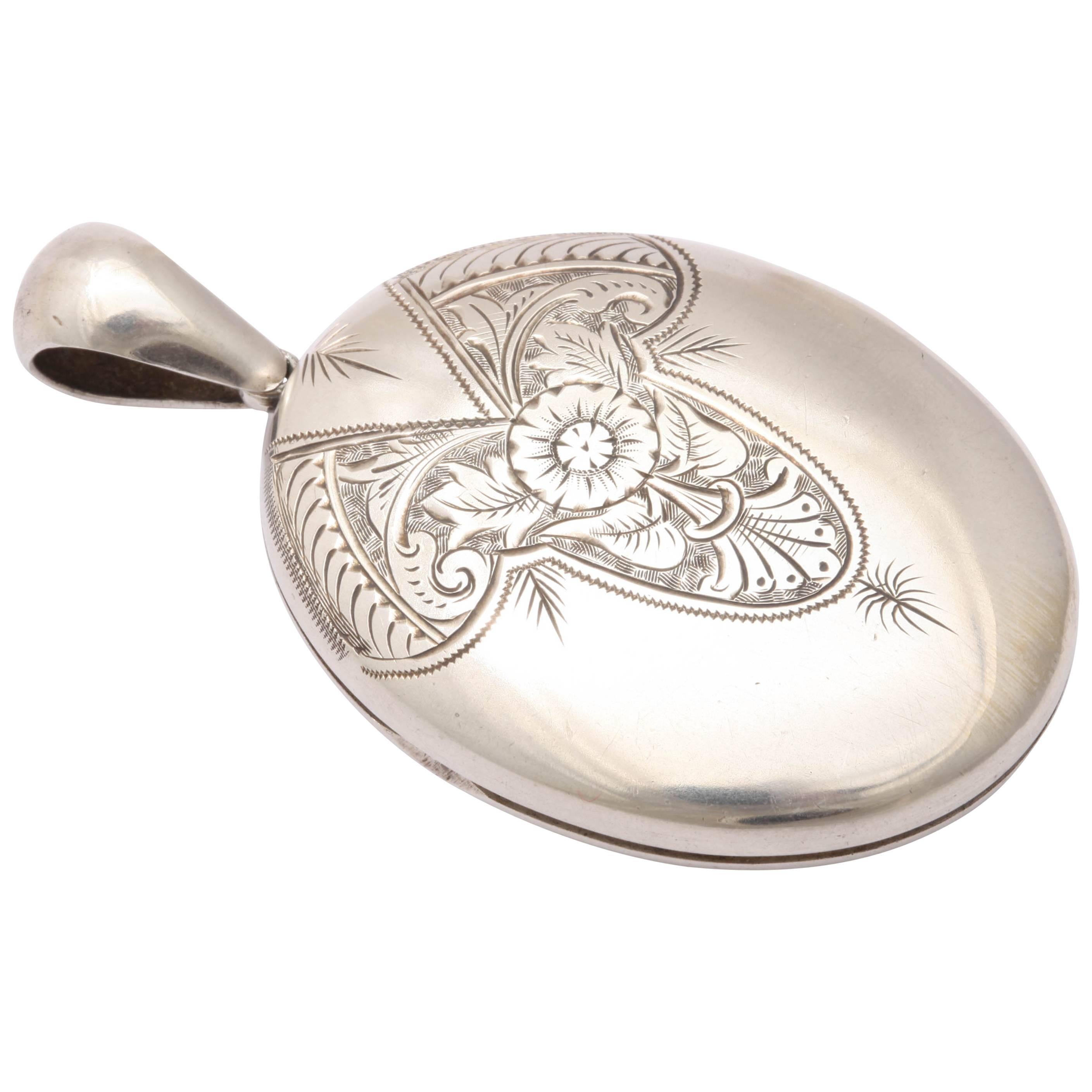 Un élégant médaillon victorien à fleurs en argent sterling