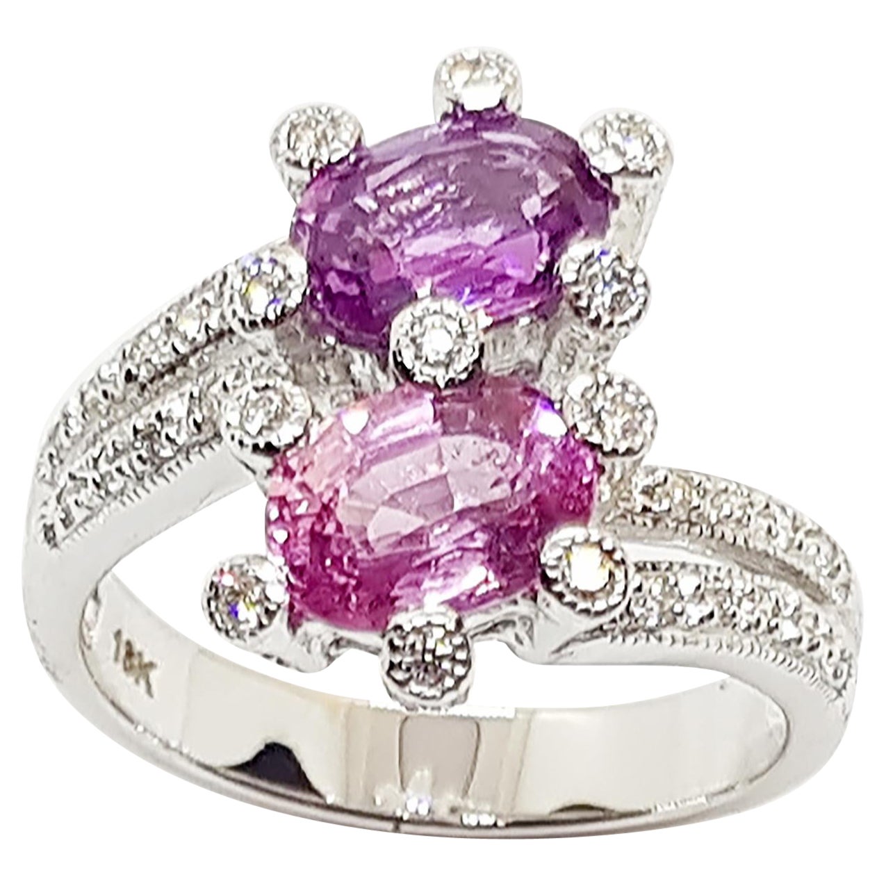 Bague en or blanc 18 carats sertie d'un saphir rose et d'un saphir violet et de diamants  en vente