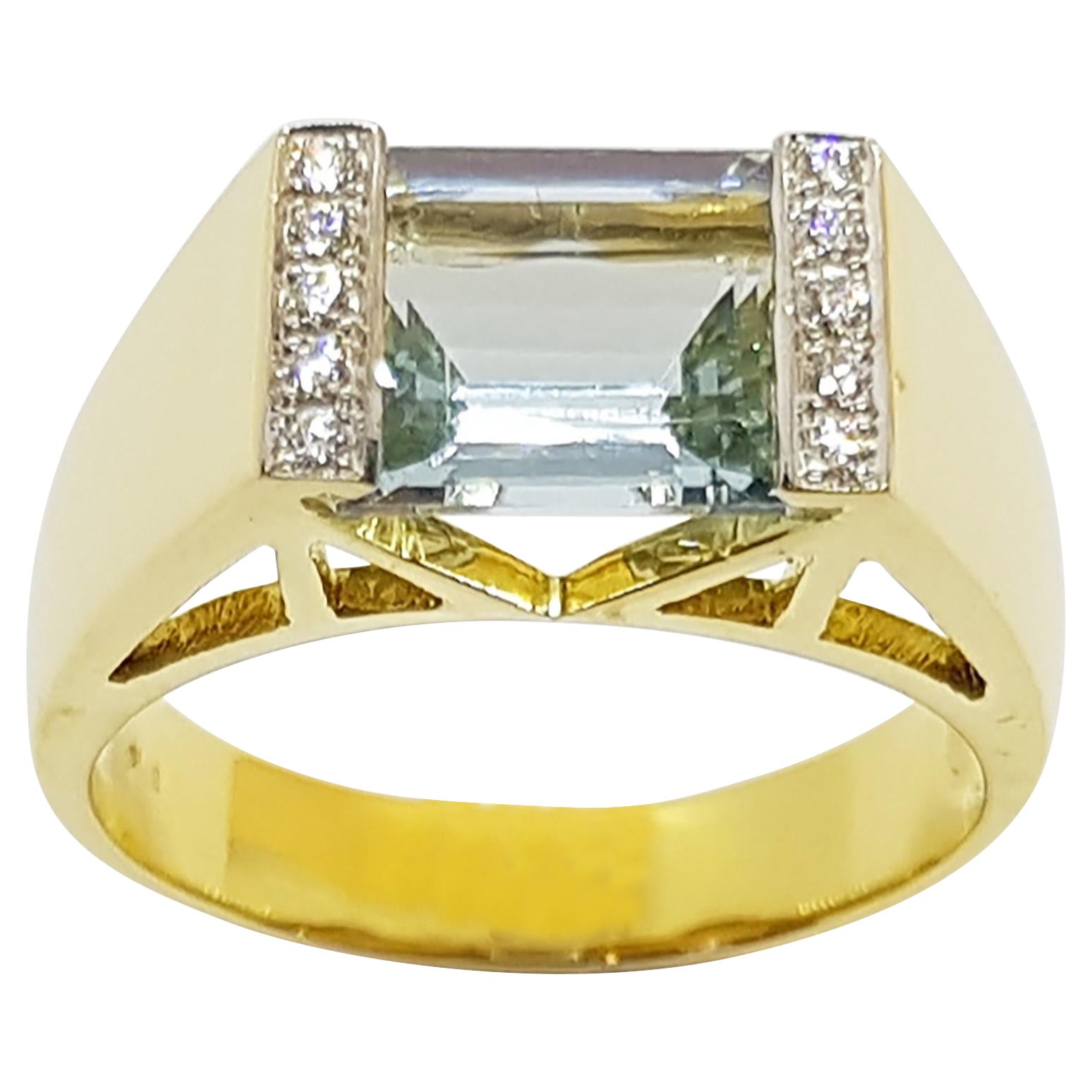 Aquamarine with Diamond Ring Set in 18 Karat Gold Setting For Sale