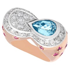 Anillo de cóctel de oro rosa con diamantes y rubíes de 1,36 quilates de aguamarina pera