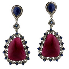 Boucles d'oreilles en or et argent 18 carats avec rubis tranchés, saphirs bleus et diamants