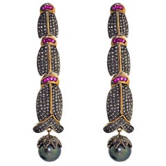 Langes Perlen- und Rubin-Ohrring mit Pavé-Diamanten aus 14 Karat Gelbgold