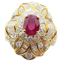 Rubin-Ring mit Diamanten in 18 Karat Gold gefasst