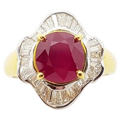 Anillo de rubí con diamantes engastado en oro de 18 quilates