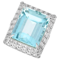 Anillo de cóctel de platino de los años 50 con aguamarina talla esmeralda de 20,50 quilates y diamantes de 2,15 quilates