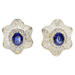 Ohrringe mit blauem Saphir und Diamanten in 18 Karat Goldfassungen