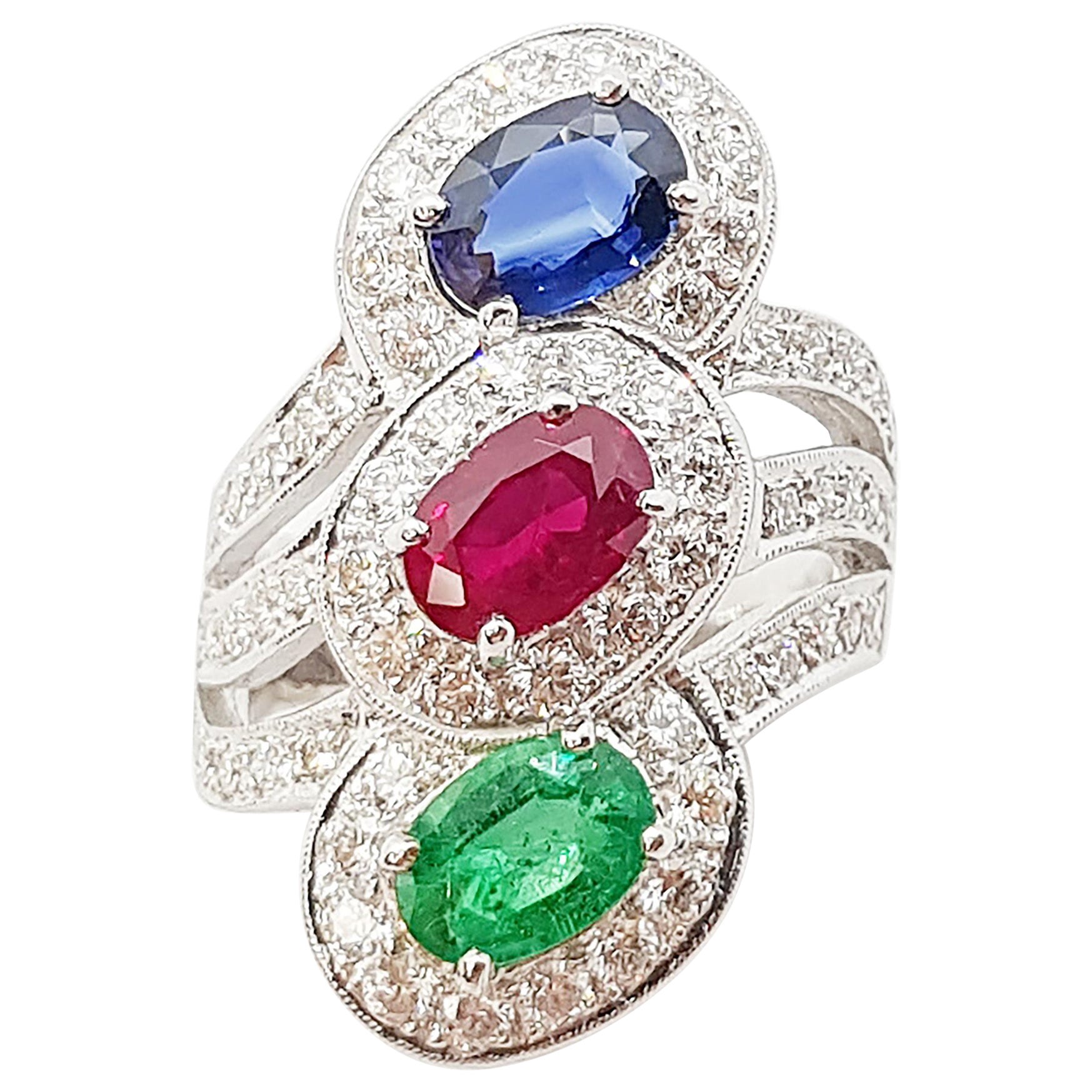 Bague en or blanc 18 carats ornée de rubis, saphirs bleus, émeraudes et diamants