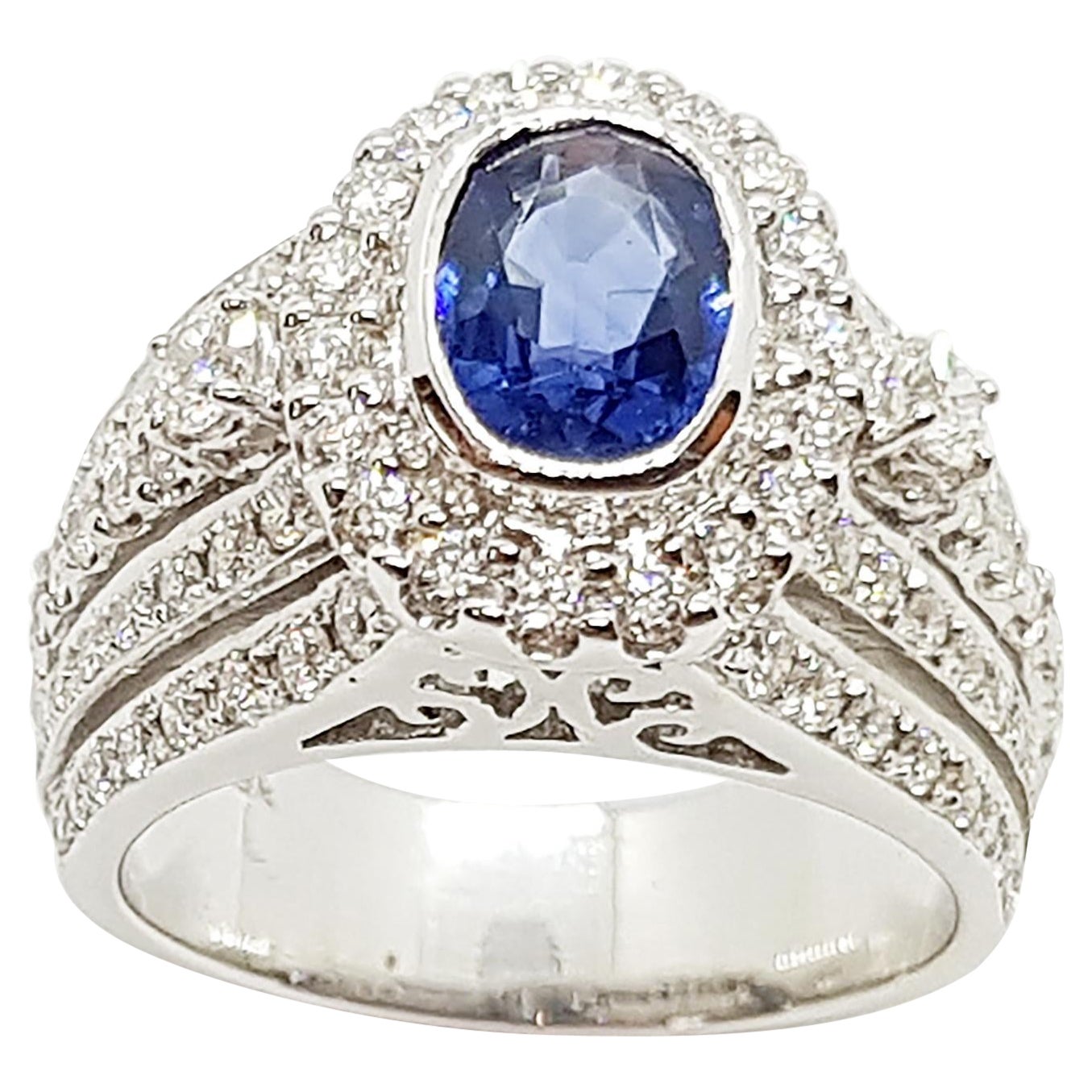 Saphir bleu avec diamants  Bague sertie d'or blanc 18 carats en vente