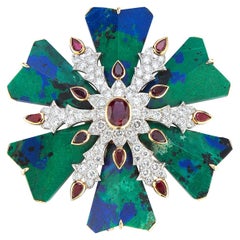 David Webb Broche croix de Malte en azurmalachite, rubis et diamants