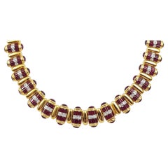 Collar de rubíes con cabujón y diamantes engastados en oro de 18 quilates