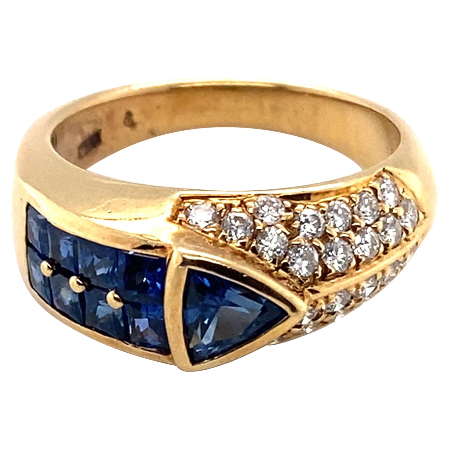 1980s 0.75 Carat Sapphire and 0.50 Carat Diamond Ring in 18 Karat Yellow Gold  For Sale