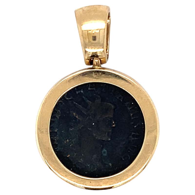 Circa 1950s Om Symbol Circle Pendant in 22 Karat Gold For Sale at 1stDibs