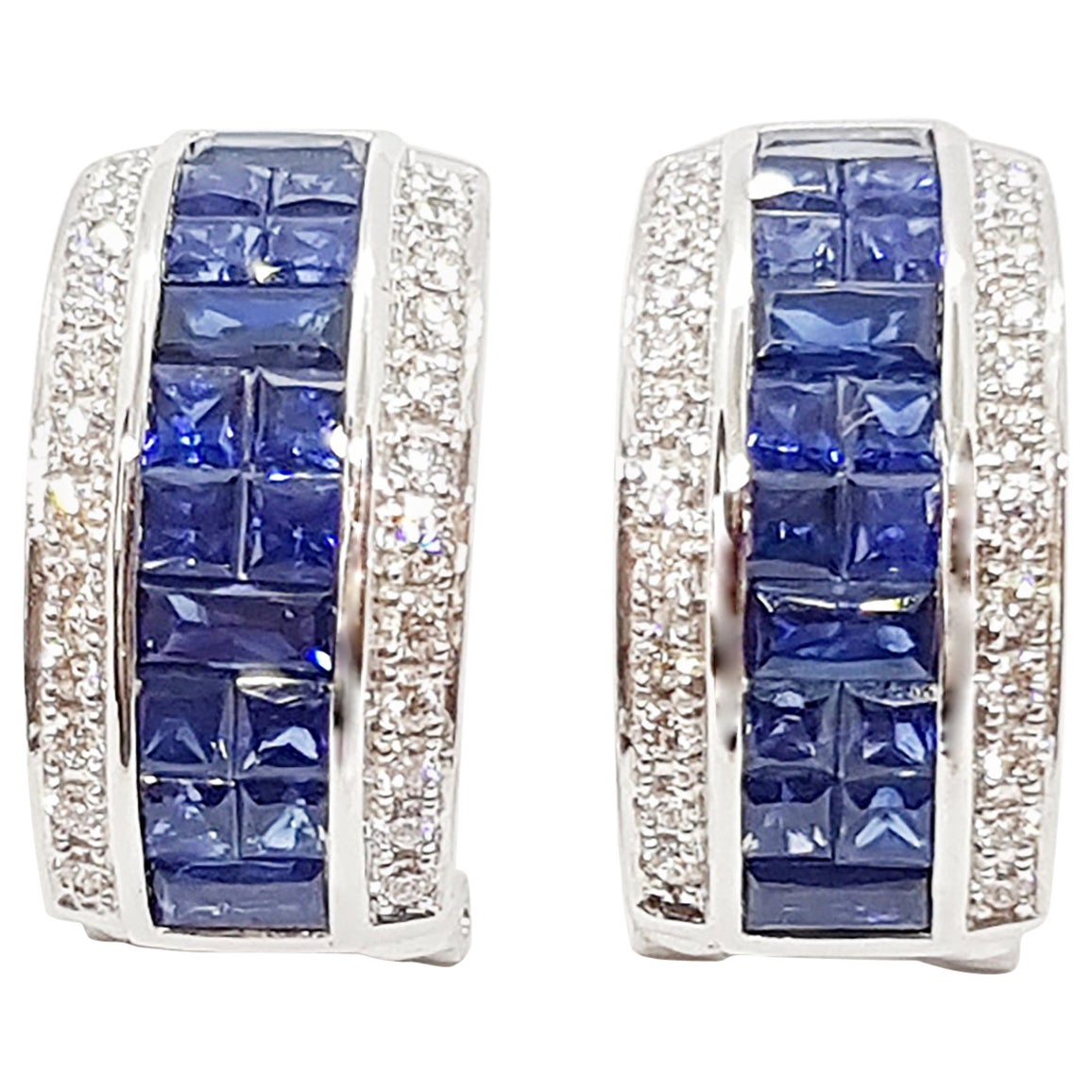 Orecchini con zaffiro blu e diamante con montatura in oro bianco 18 carati