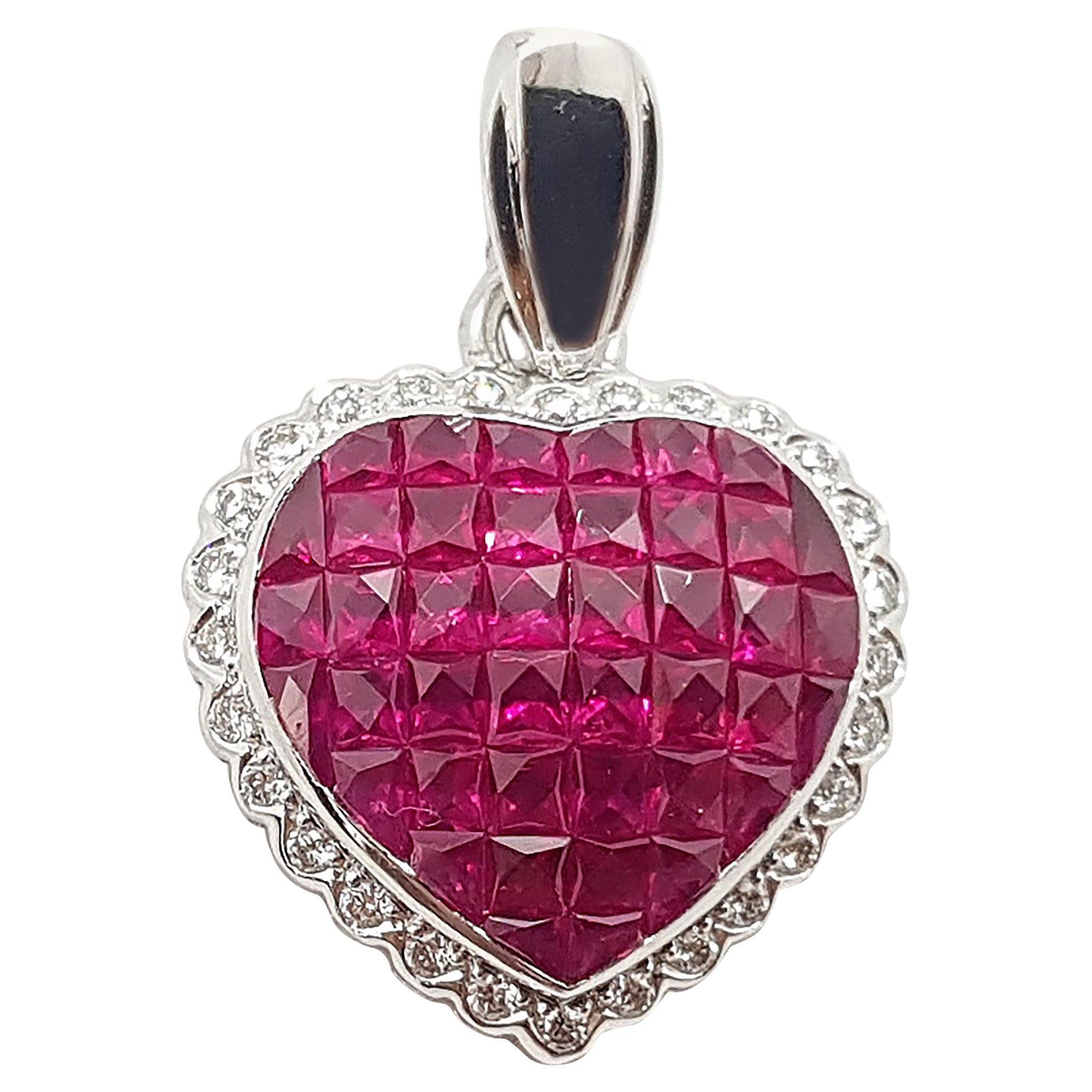 Pendentif en rubis et diamants serti dans des montures en or blanc 18 carats en vente