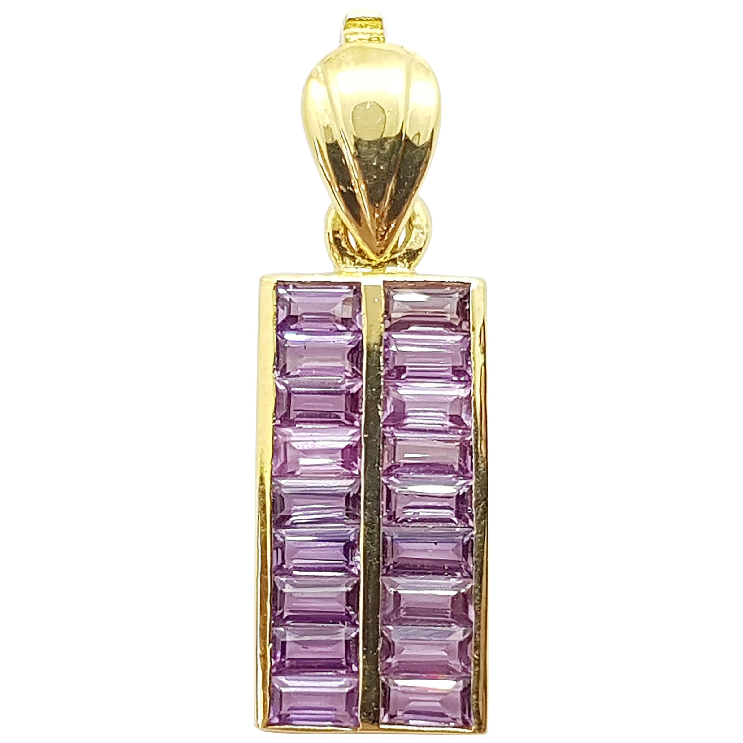 Pendentif en saphir violet serti dans des montures en or 18 carats en vente