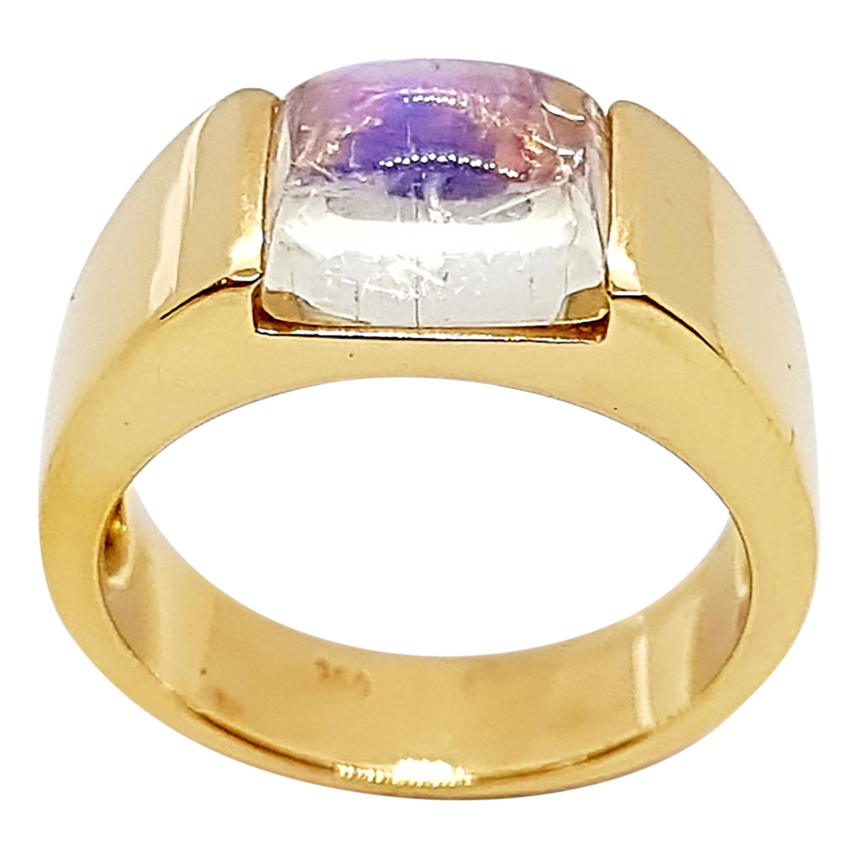 Bague en pierre de lune sertie dans des montures en or rose 18 carats