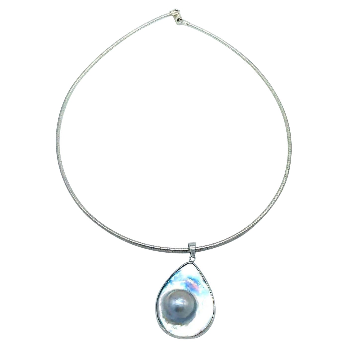 Collier en nacre et perle irisée, fil métallique, pendentif en vente