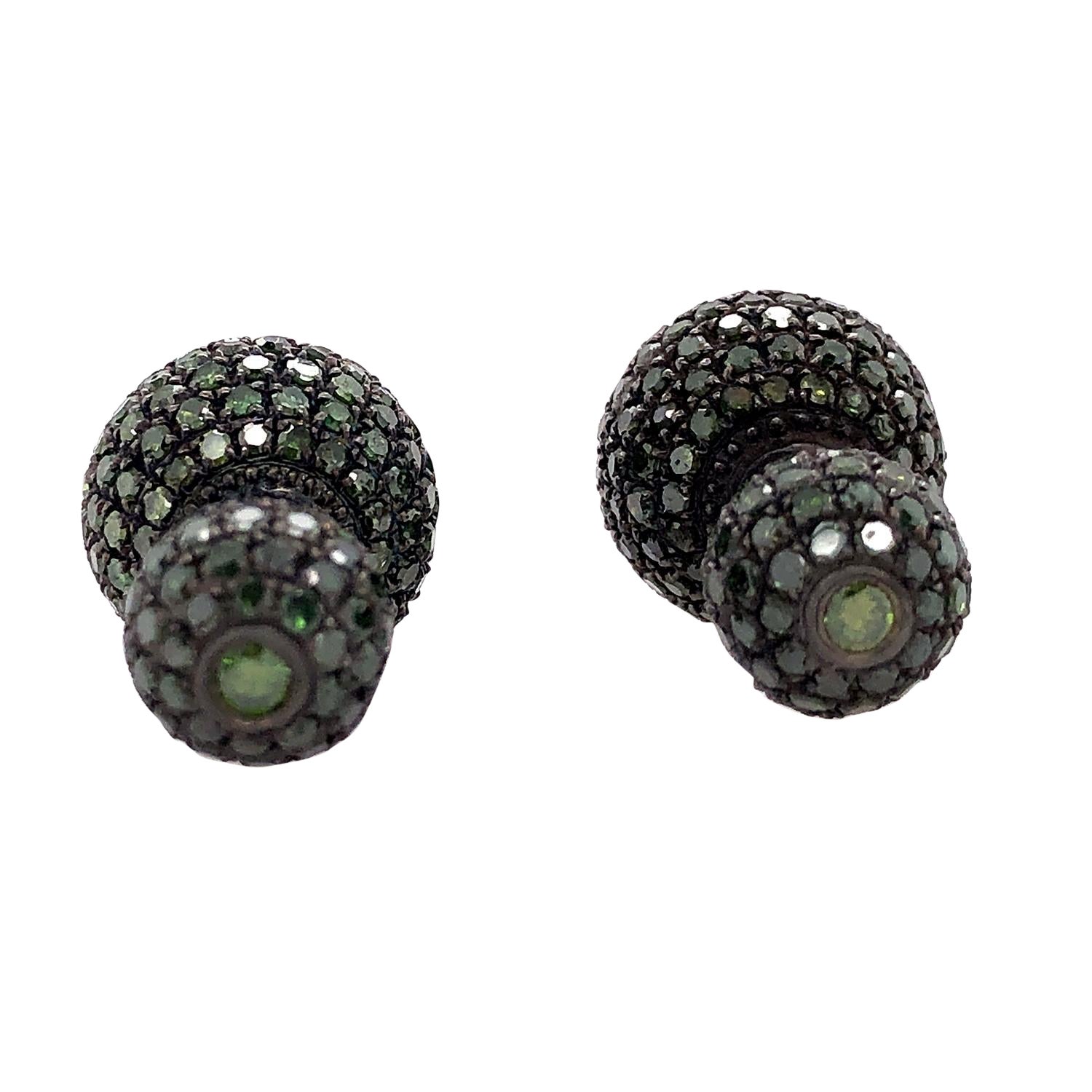 Boucles d'oreilles tunnel en or et argent 18 carats avec diamant vert en pavé en vente