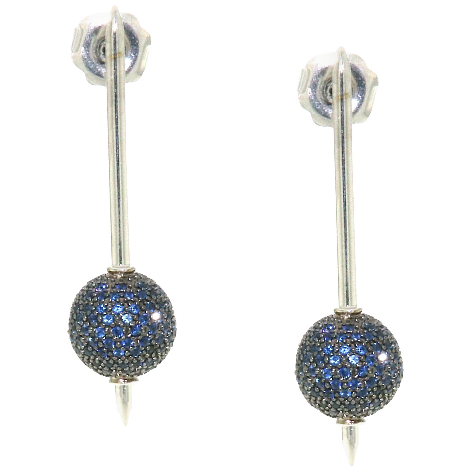 Orecchino a sfera con zaffiro e pavé di diamanti in oro