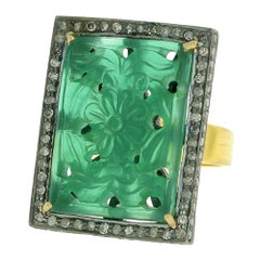 Cocktail-Ring mit geschnitztem grünem Onyx in der Mitte, umgeben von Pavé-Diamanten