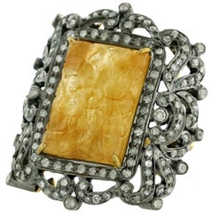 Anillo de Cóctel con Zafiro Amarillo Tallado Rodeado de Diamantes Pave