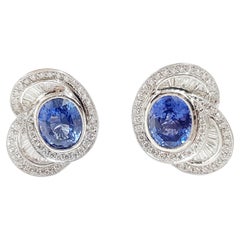 Boucles d'oreilles en saphir bleu et diamant montées sur platine 950