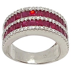 Anillo de Rubí con Diamantes engastado en Oro Blanco de 18 Kilates