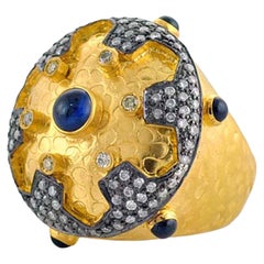 Bague de style ethnique à motif ornemental en or 18 carats avec saphir et diamants