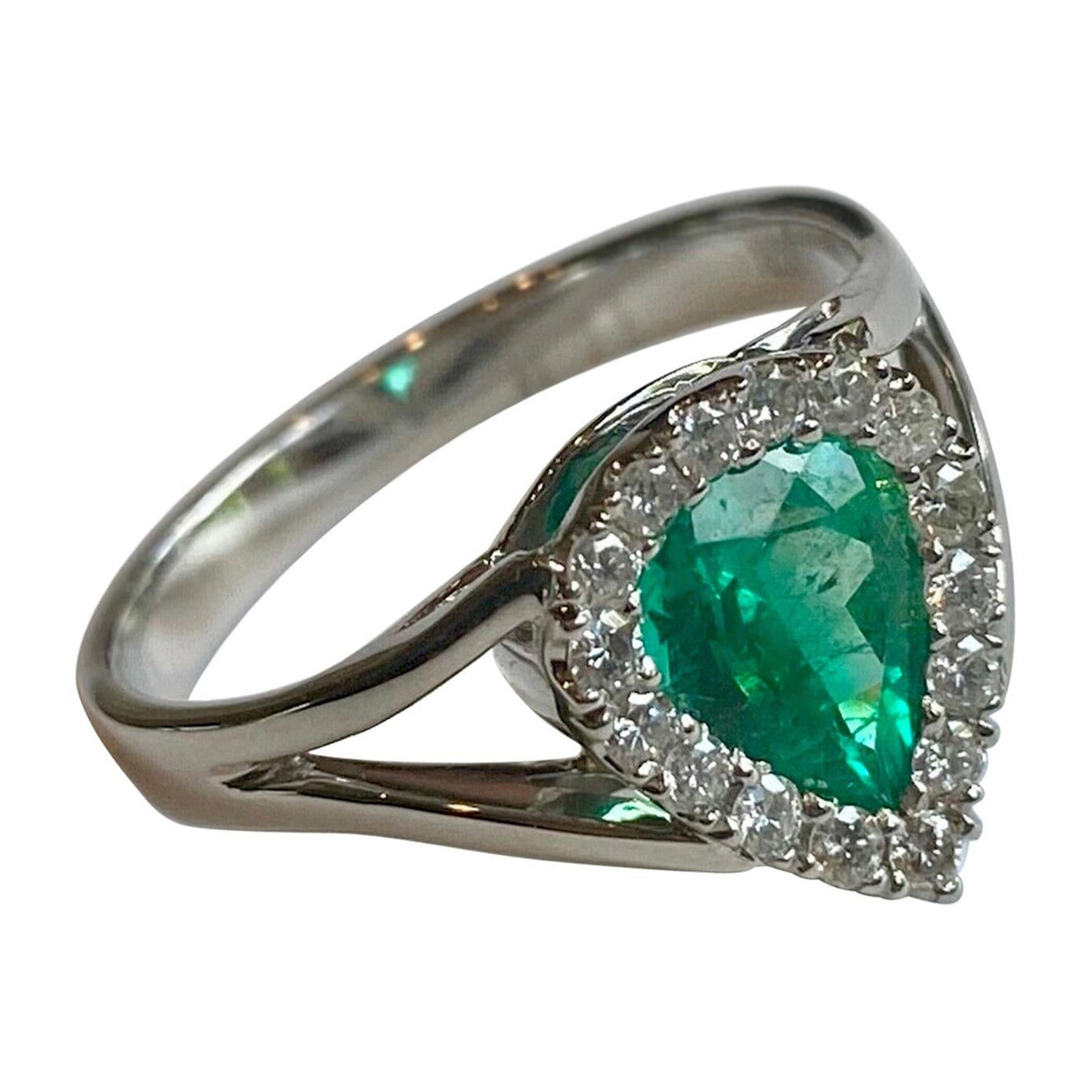 Emeralds Maravellous Stylish Fine AAA Natural Colombian Emerald and Diamond Ring
Colombian emerald 1.50 carats- VS, Vivid Medium Green set with Natural Brilliant Cut Diamonds Approx. 0.40 carats G-VS1
Ring Size 6.5
New