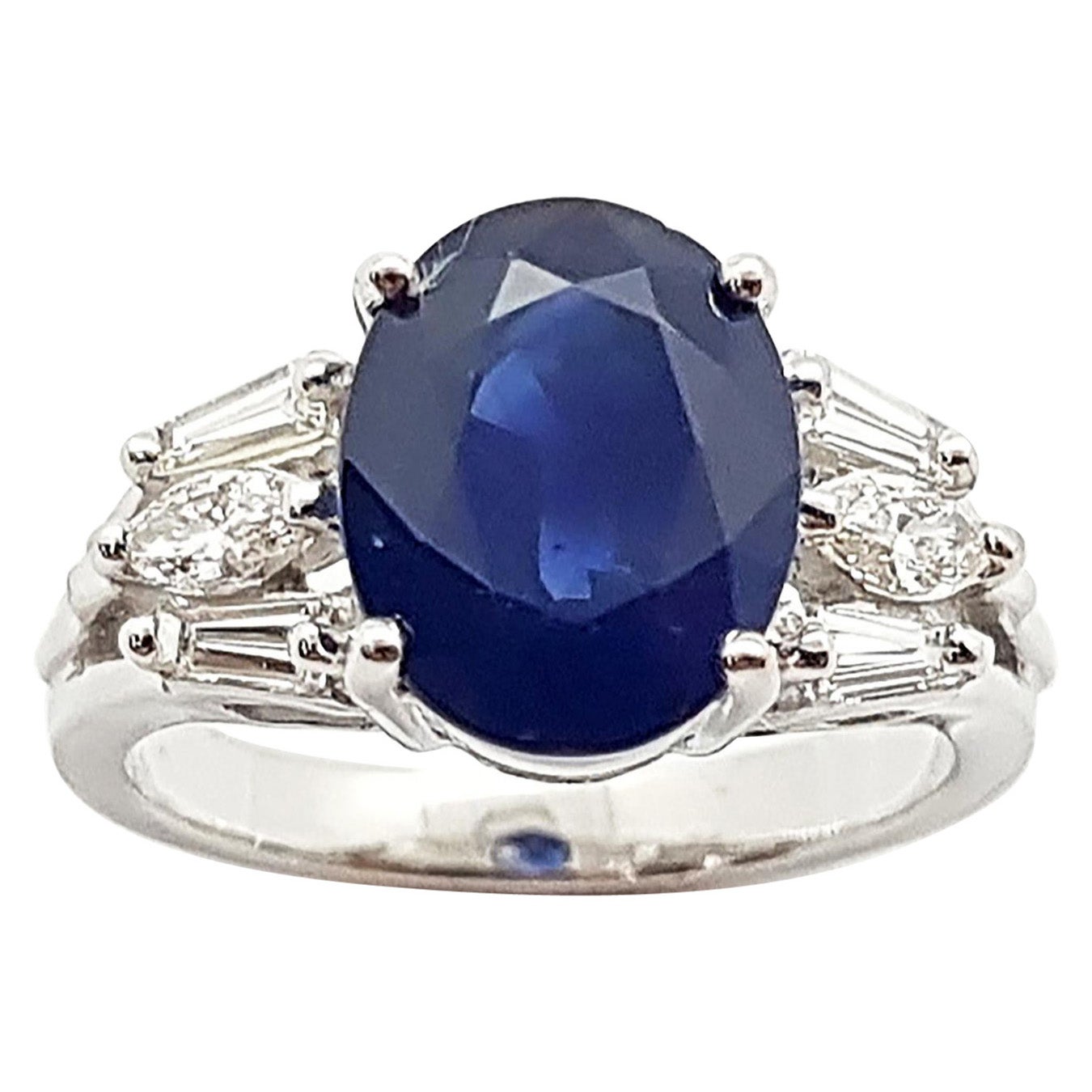 Bague en or blanc 18 carats sertie d'un saphir bleu et de diamants en vente