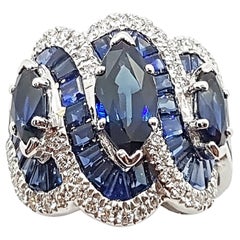 Bague en or blanc 18 carats sertie d'un saphir bleu et de diamants