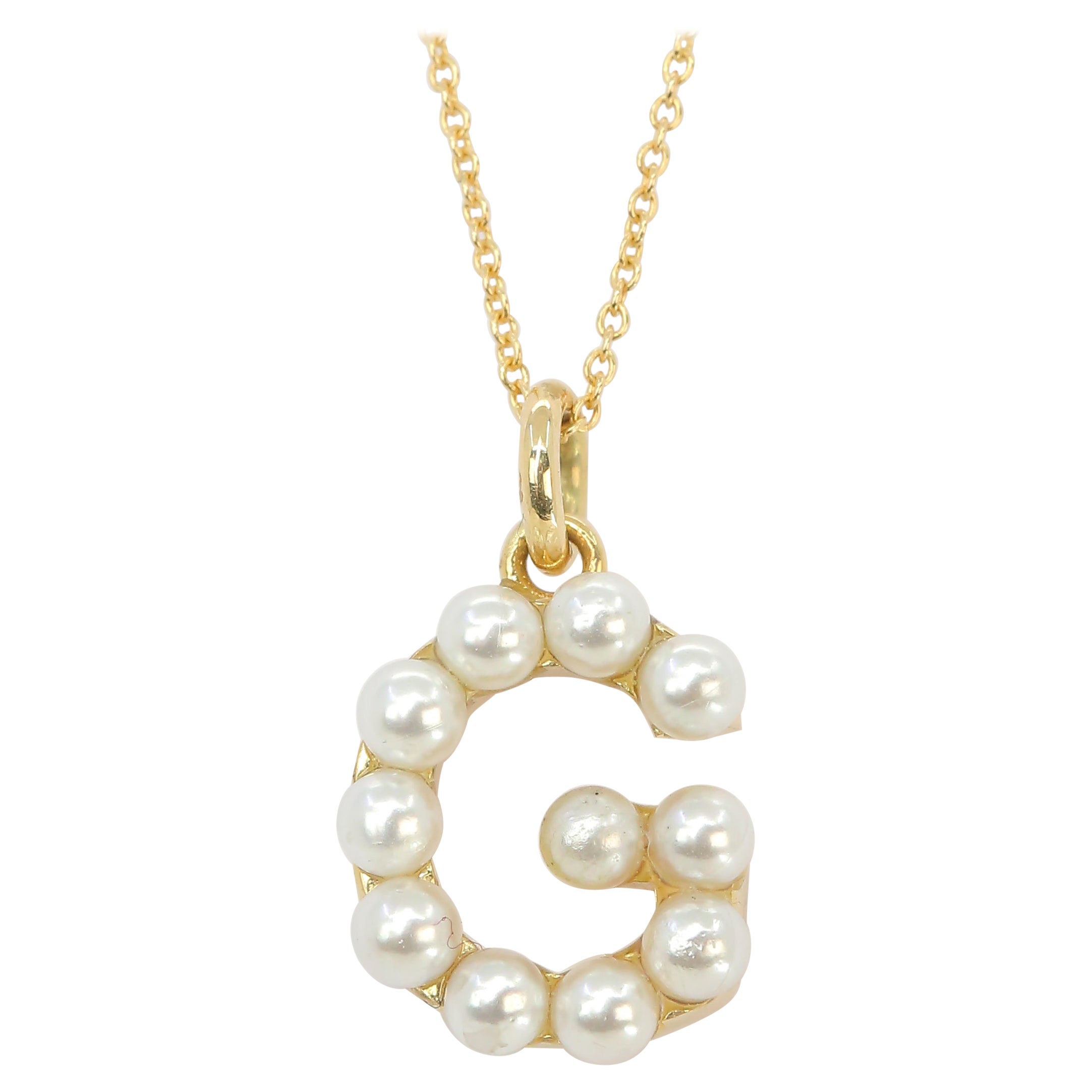 Collier en or 14 carats et perles avec lettres initiales G en vente