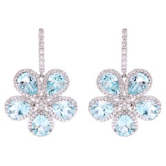 Pendants d'oreilles en or blanc 18 carats avec fleur en aigue-marine de 7,86 carats et diamants