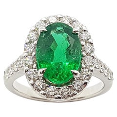 Ring mit Smaragd und Diamant in 18 Karat Weißgoldfassung