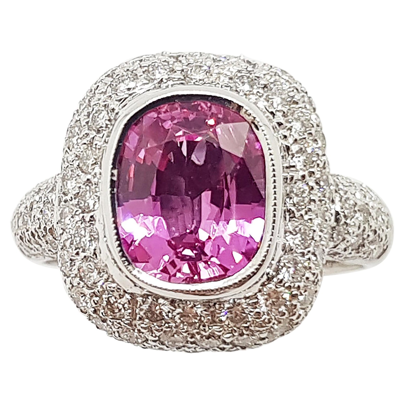 Bague en or blanc 18 carats sertie d'un saphir rose et de diamants en vente