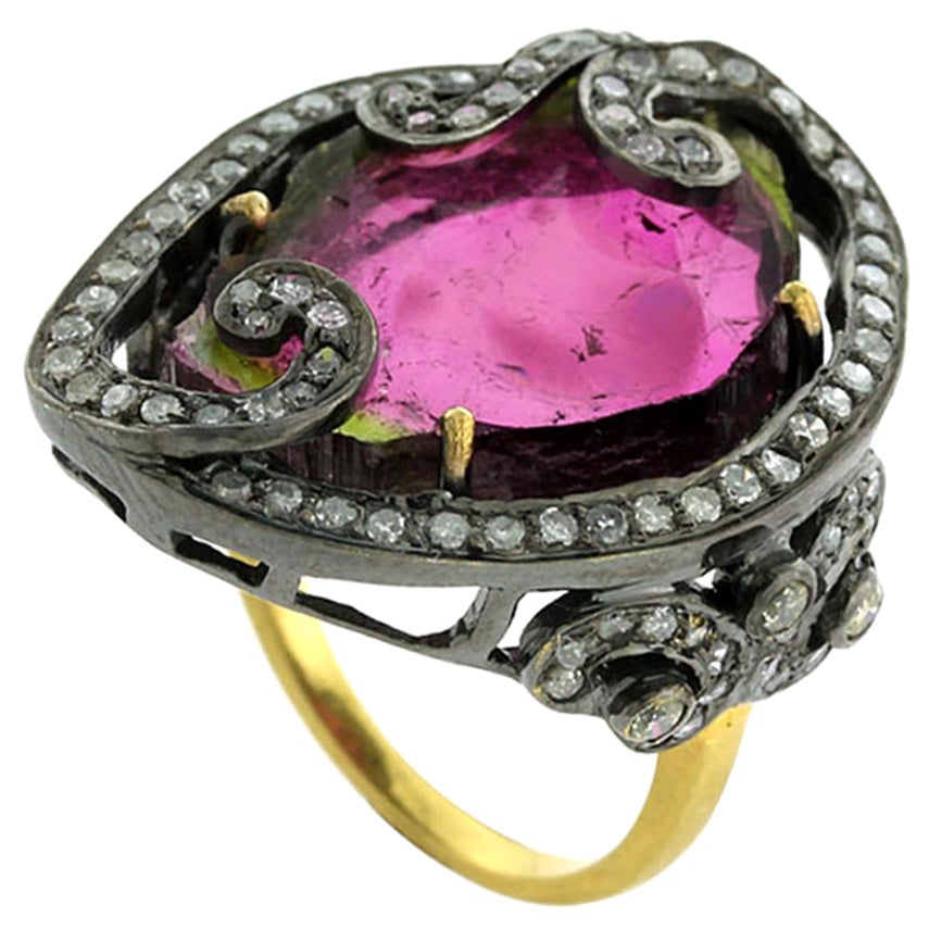 Anillo de turmalina rosa con piedra central y pavé de diamantes en oro de 18 quilates y plata