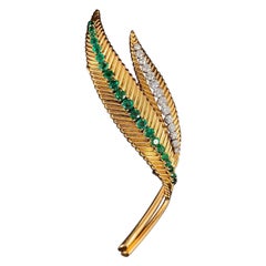 VCA Van Cleef & Arpels Diamond Emerald Leaf Brooch Pin Yellow Gold 1960s-1970s