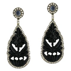 Boucles d'oreilles pendantes de créateur en argent et or avec onyx sculpté