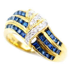 Bague en or 18 carats avec saphir bleu velours ondulé à double face et ruban rayé de diamants
