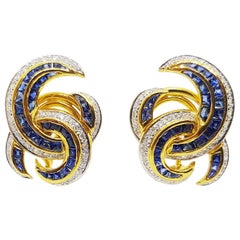 Boucles d'oreilles en saphir bleu et diamant serties en or 18 carats