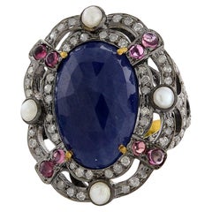 Bague de créateur en or et argent sertie d'une tranche de saphir bleu, de diamants et de perles