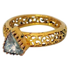 Cette bague en or 14 carats avec diamant triangulaire taillé en rose et tige de créateur à l'aspect ancien