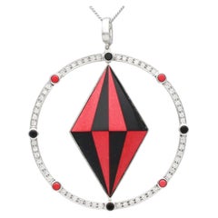Pendentif en or blanc, onyx de corail et diamants de 1,12 carat, années 1990